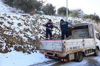 Gemlik’te Kar Yağışı Sonrası Tuzlama Çalışmaları Gerçekleştirildi